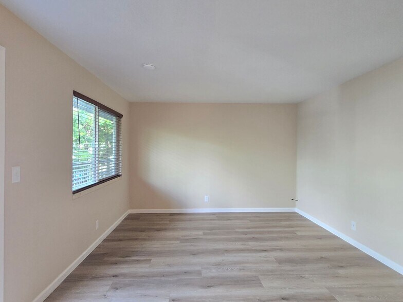 Building Photo - 45 Oak Ave