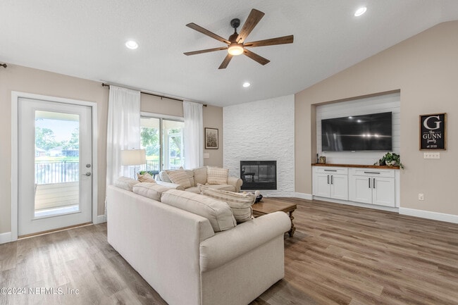 Building Photo - 1587 Shelter Cove Dr