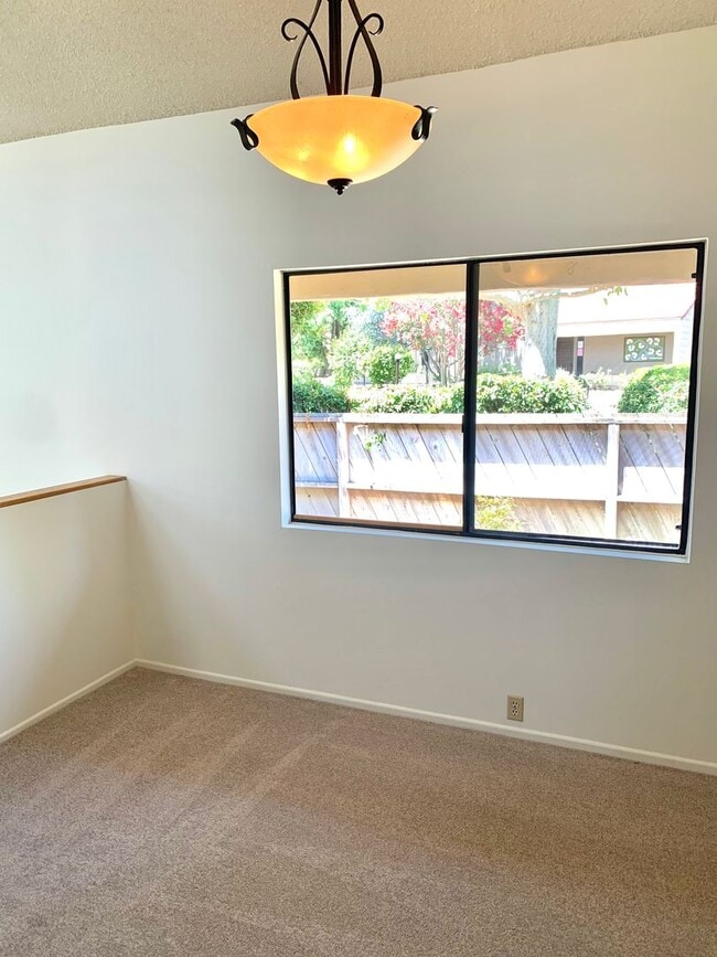 Building Photo - Ojai's Creekside Village Condo!
