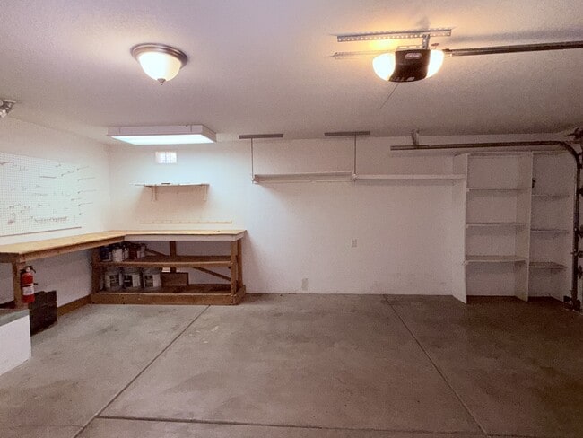 Building Photo - 8010 N Siskiyou Dr