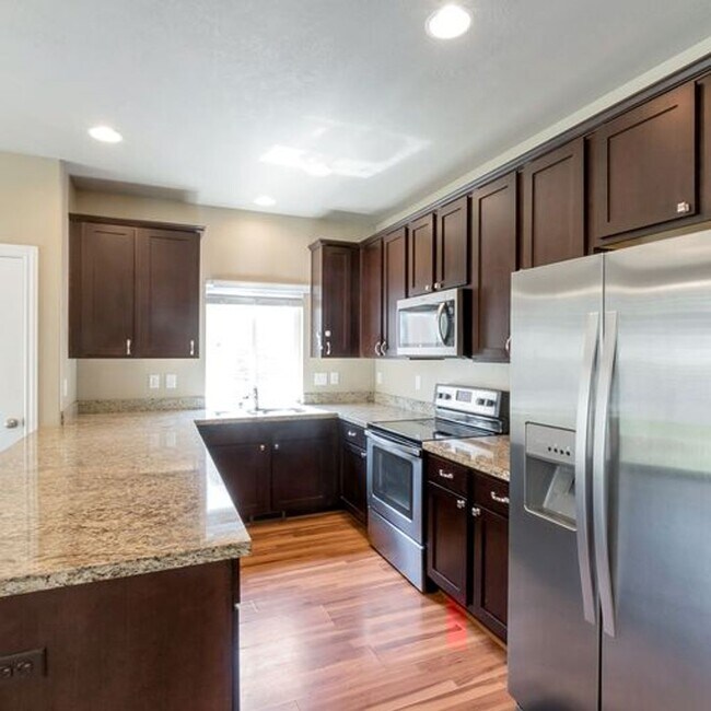 Building Photo - 1848 Woodview Dr W