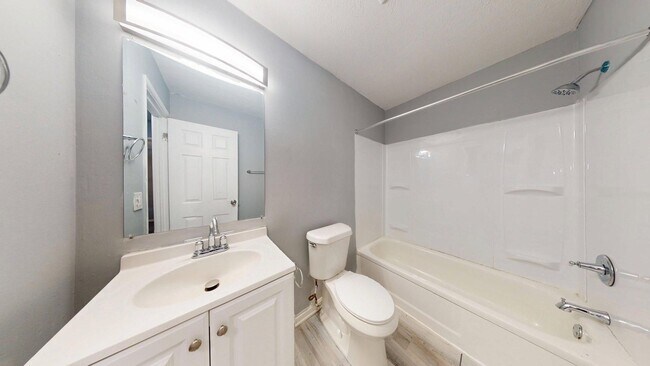 Building Photo - Elyria - updated 2 bedroom/1 bath townhouse.