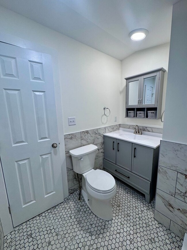 Building Photo - Renovated 2-bedroom Single Family in Dover, NH! | Heated Floors! | $300 Off/month until June 2026!