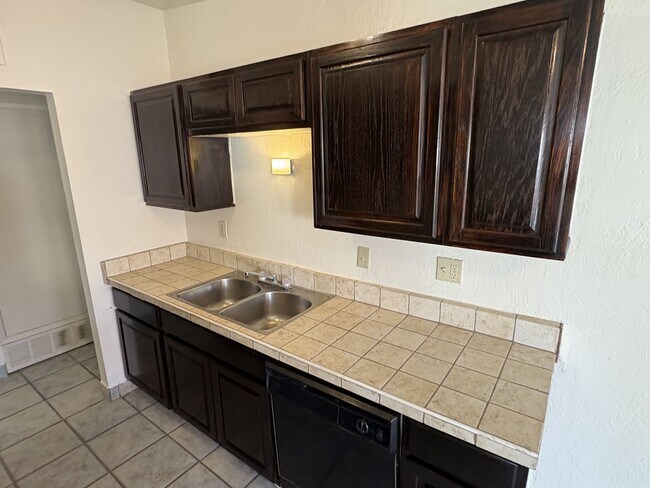 Building Photo - Great central location on cul-de-sac