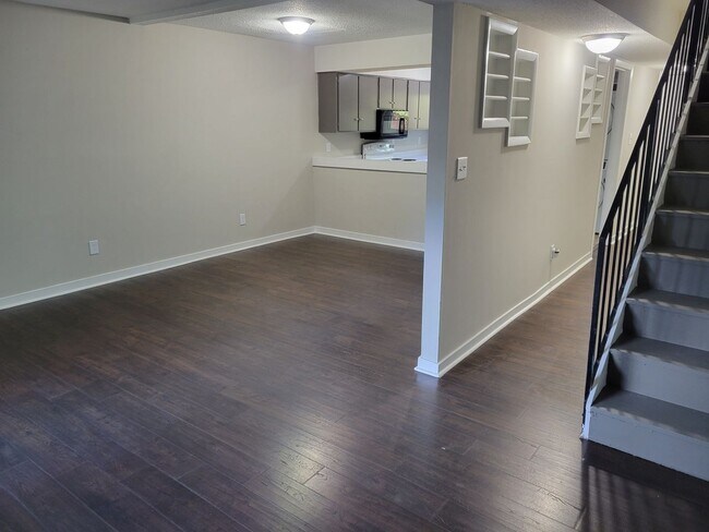 Building Photo - Charming Townhouse Minutes from North Hills