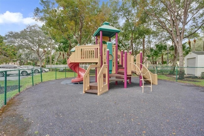 Building Photo - 6305 Willoughby Cir