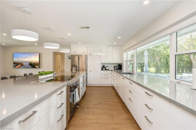 Building Photo - 409 Cypress Way E