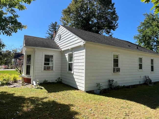 Building Photo - 2204 Midway Blvd
