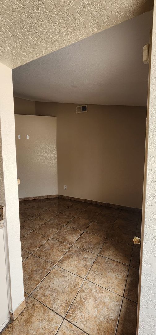 Building Photo - Charming Single Family Home!