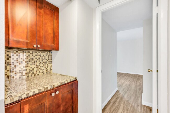 Building Photo - Updated 2-Bedroom Condo Near the Riverwalk