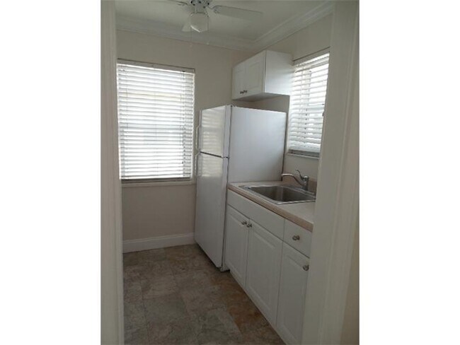 Building Photo - 4565 N Ocean Dr