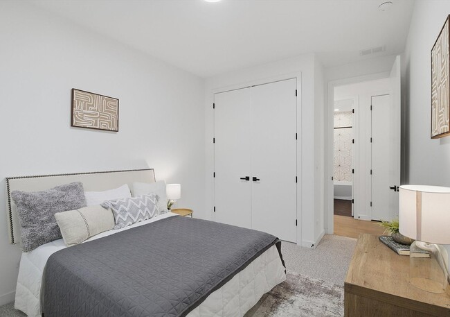 Building Photo - 5824 N Lincoln Ave