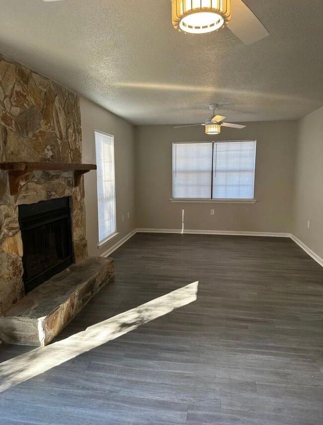 Building Photo - Recently Remodeled 4-Bedroom Home: Style and Convenience Awaits!