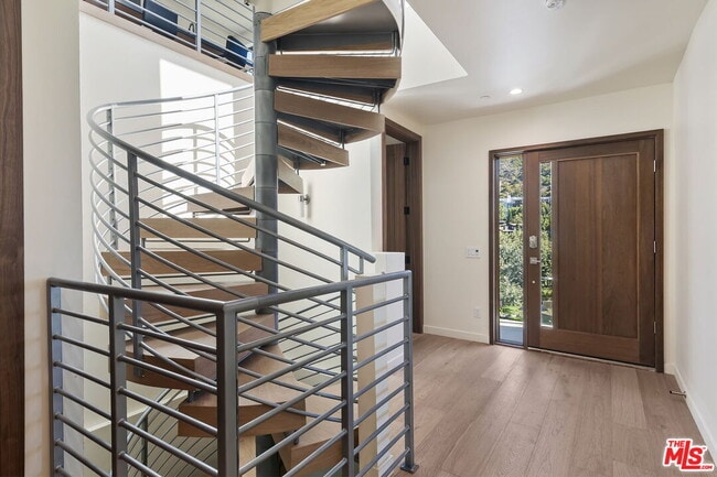 Building Photo - 3843 Rambla Pacifico St