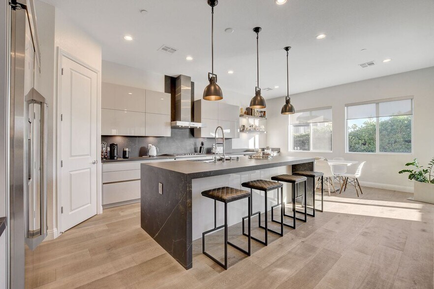 Building Photo - 2567 Speyburn Ave