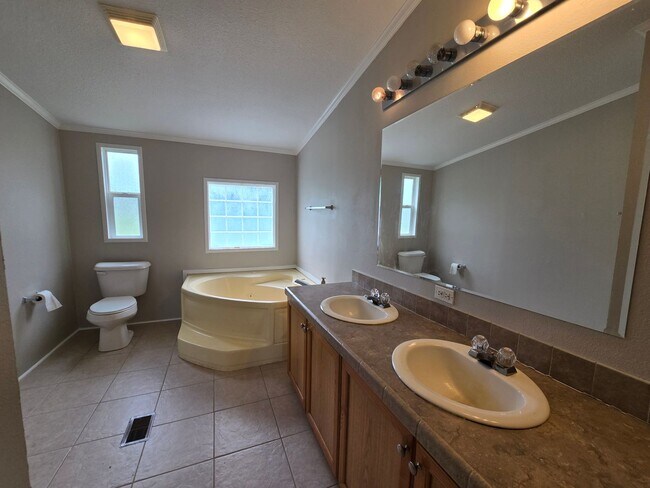 Building Photo - Quiet Country Living! Spacious 4 Bed, 2 Bath in Currituck