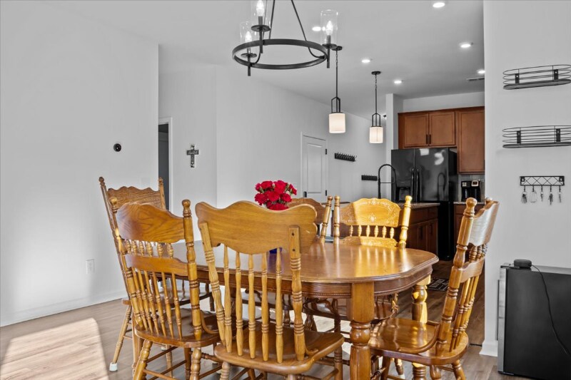 Building Photo - 1010 Village Ct