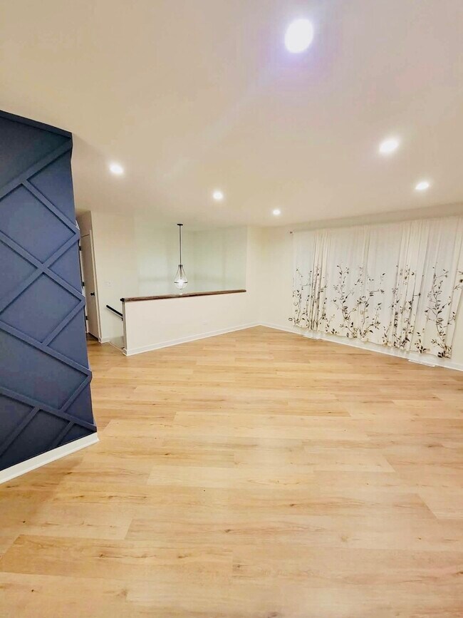 Building Photo - 25640 W Glade Dr