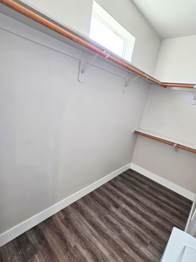 Building Photo - **Nearly New 1-Bedroom Midtown Apartment f...