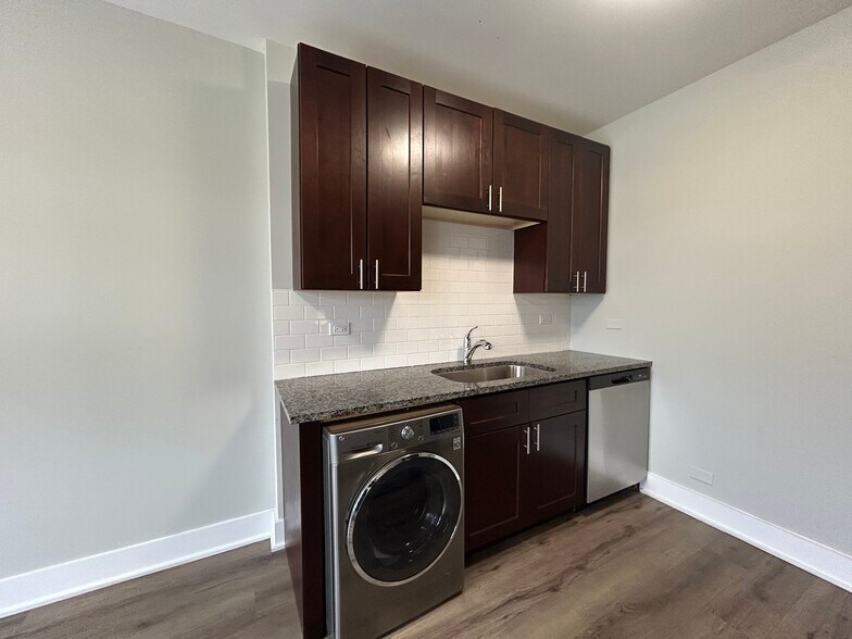 Building Photo - 725 Saint Johns Ave