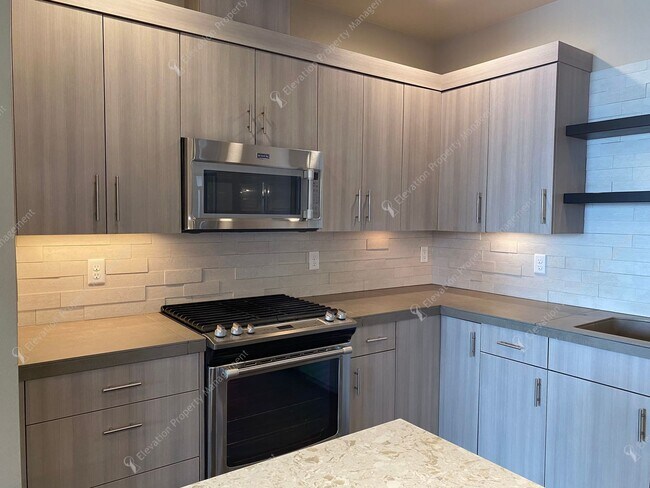 Building Photo - Designer-Finished Townhome Near COCC & NWX