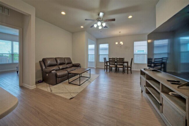 Building Photo - 913 Fortrose Ter