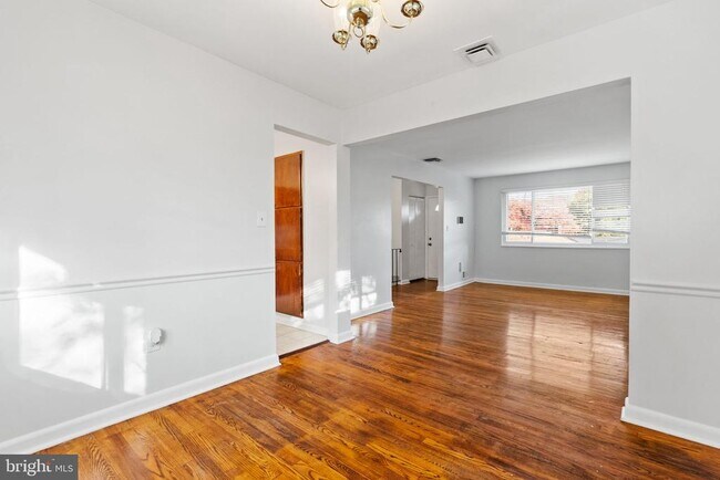 Building Photo - 3001 Fairhill Ct