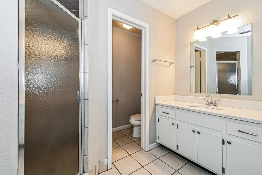 Building Photo - 810 Hardwood St