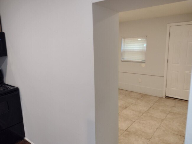 Building Photo - Renovated 3bd/ 1bth home in Northeast Philly!