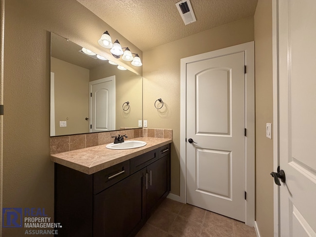 Building Photo - MOVE-IN SPECIAL - Spacious 2BR Townhome with Garage Parking in Prime Beaverton Location!