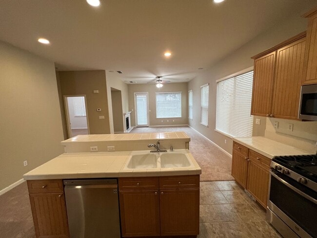 Building Photo - Lovely 3 Bedroom Low Maintenance Unit with New Flooring!