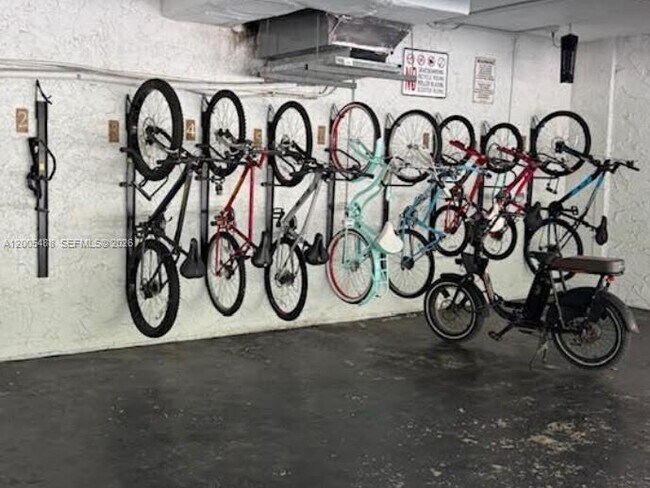 Building Photo - 2425 NE 135th St