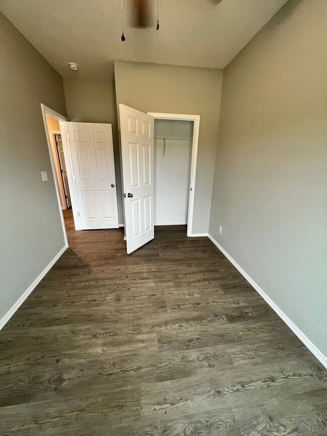 Building Photo - 4 bedroom 2 bath Bolivar MO