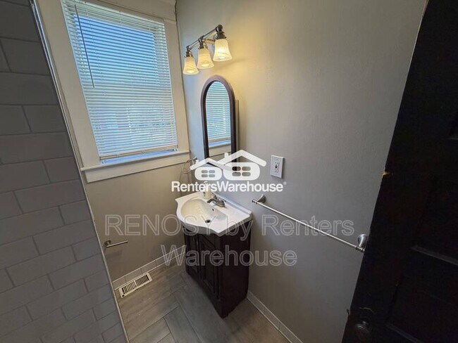 Building Photo - 400 Lyndhurst St