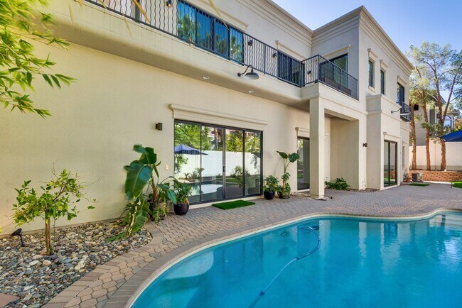 Building Photo - Luxury Summerlin Living in Gated Canyon Cr...