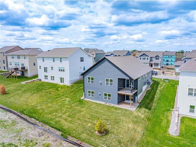 Building Photo - 717 Winterberry Ln