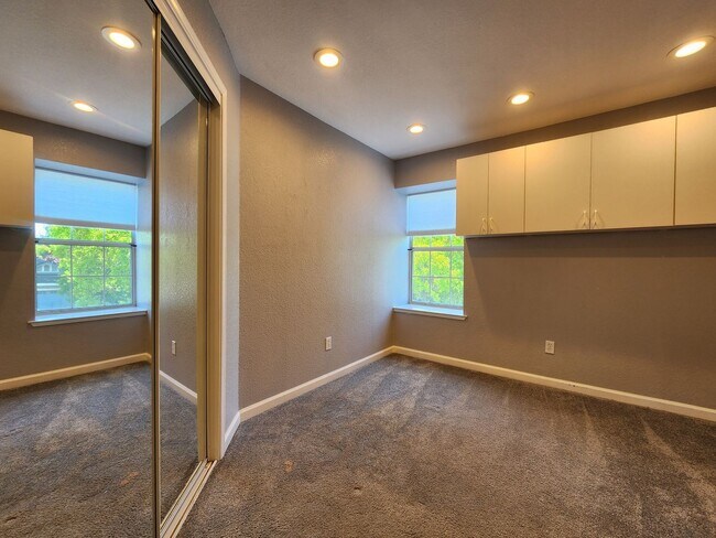 Building Photo - Spacious 4 Bed / 3 Bath Windsor Home
