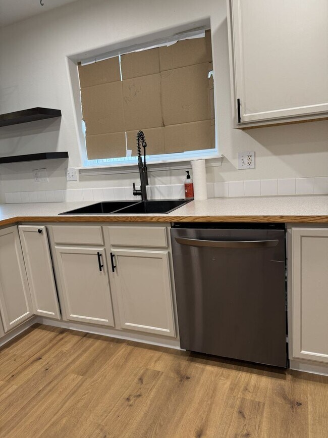 Building Photo - HARD TO FIND 4 BEDROOM