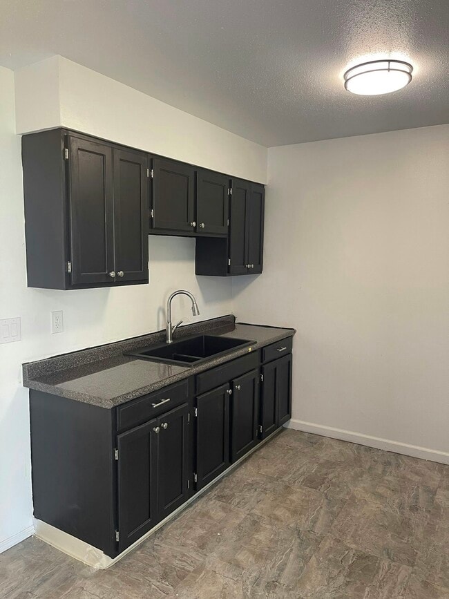 Building Photo - 4161 W Ridge Rd