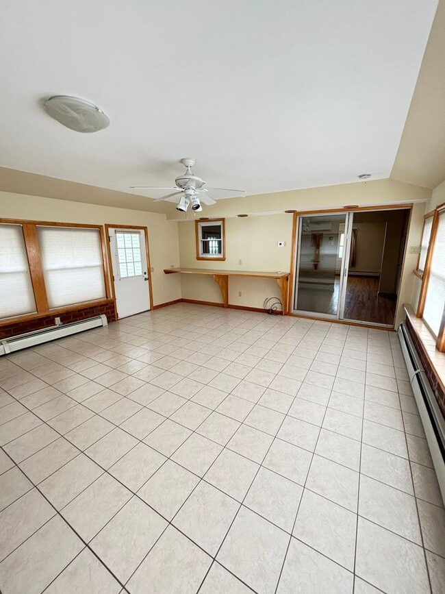 Building Photo - Spacious 3br Home for rent located in Whit...