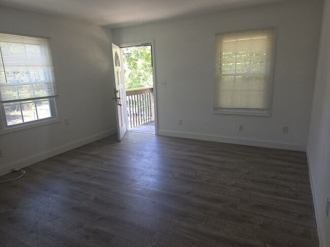 Building Photo - 1 Bedroom Available Now!