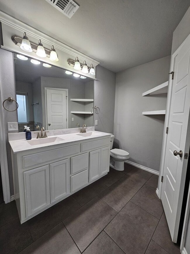 Building Photo - (3) Bed/(2) Bath in Bellatona Addition! Avail NOW!