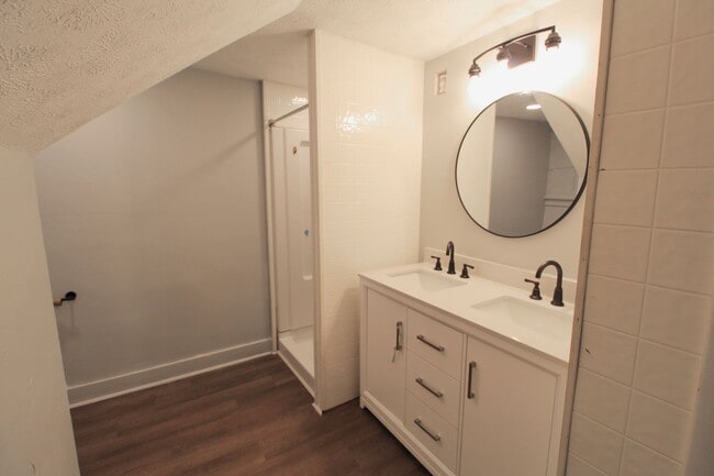Building Photo - Larger Renovated 2 Bed / 1 Bath Apartment ...