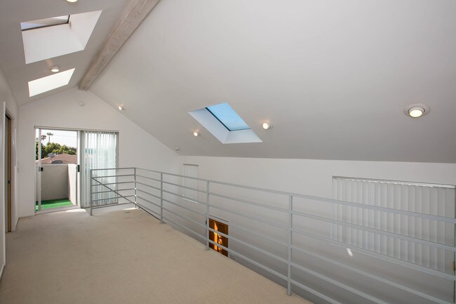Mezzanine - 3016 Ruskin St