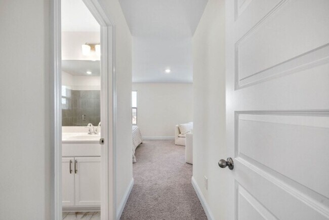 Building Photo - FOR LEASE- TOWNHOME IN THE PRESERVE AT BELLE POINTE!