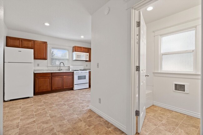 Building Photo - 1 Bedroom w/office space In Corbett/Lair H...