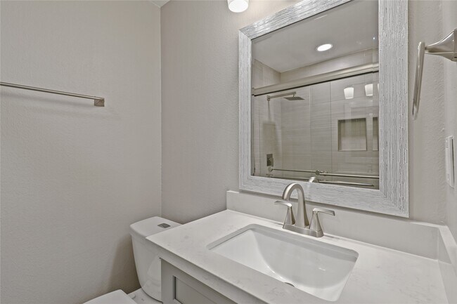 Building Photo - 2201 Fountain View Dr