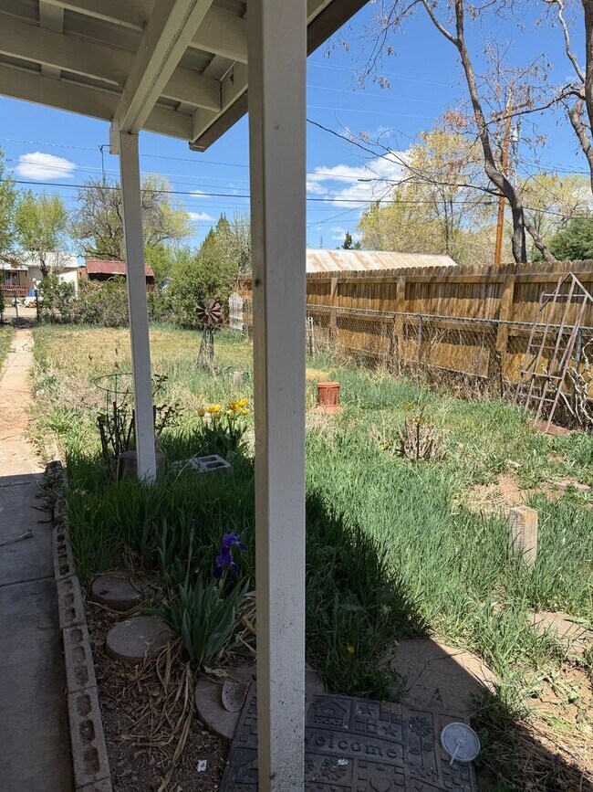 Building Photo - 2 bed 1 bath on Montezuma