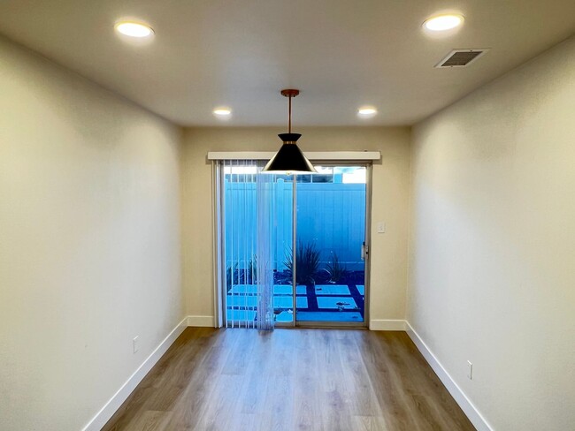 Building Photo - Beautifully Remodeled 1 Bedroom Condo in O...