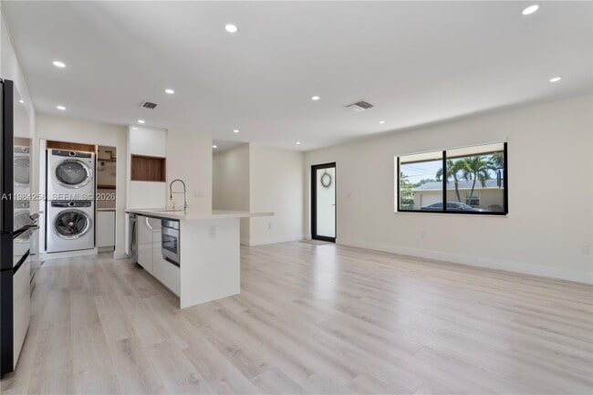 Building Photo - 255 Grant Dr